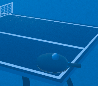 Una mesa de ping pong, con una raqueta y una pelota encima.