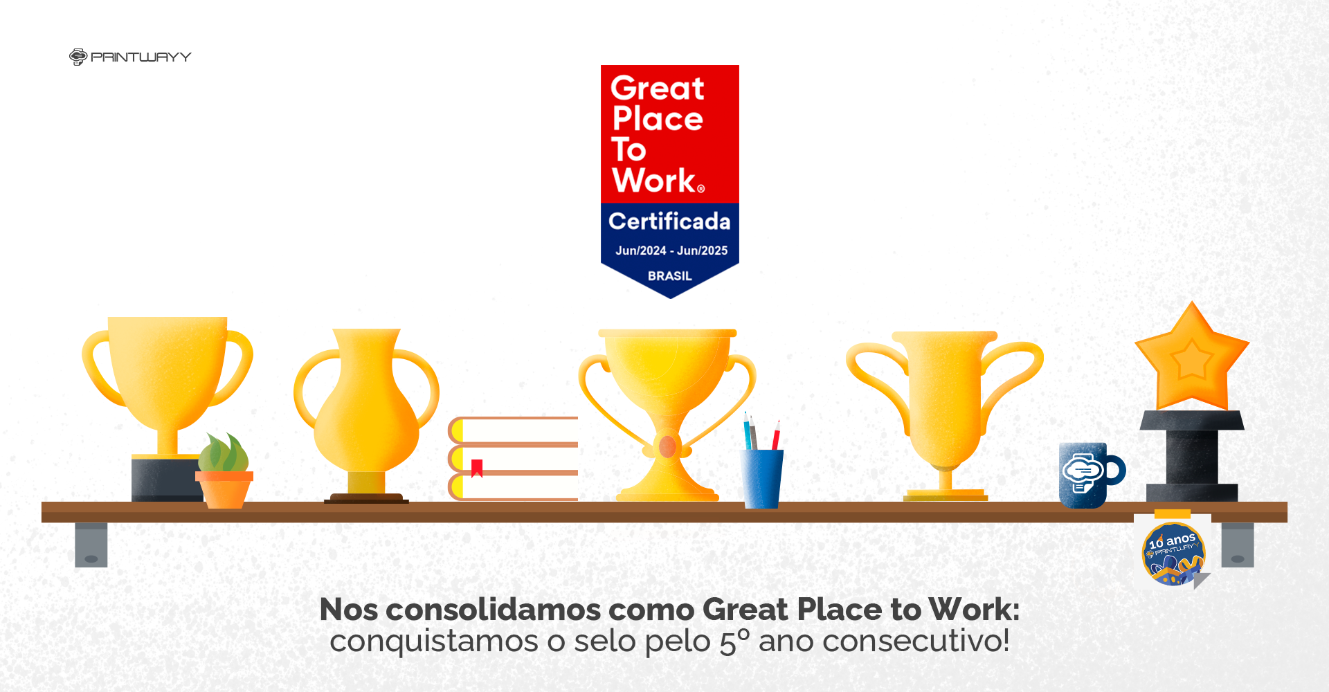 5 troféus em cima de uma estante, simbolizando a conquista dos 5 selos como Great Place to Work da PrintWayy.