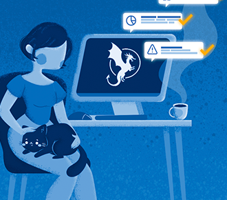 Uma pessoa trabalhando em home office, sentada em uma cadeira, com um gato no colo. Na sua frente, há um computador em cima de uma mesa, com o ícone do Dragon na tela.